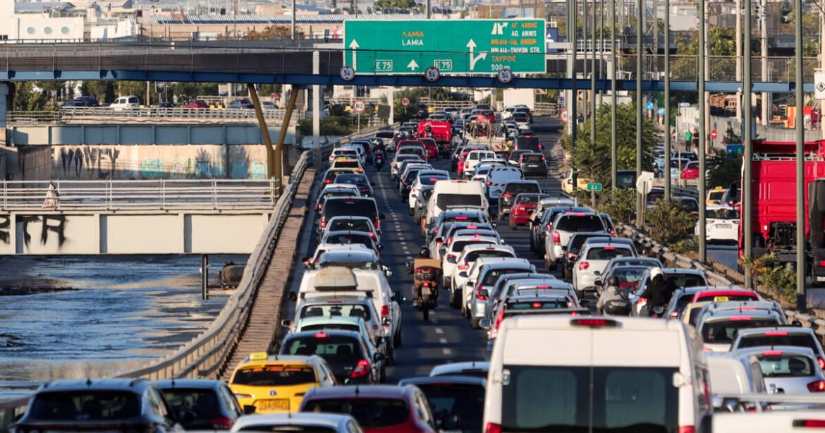 Κίνηση στους δρόμους: Στο κόκκινο Κηφισός, Κηφισίας, Κατεχάκη και Λεωφόρος Αθηνών – Μποτιλιάρισμα στην Αττική Οδό