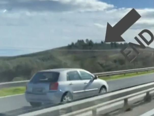 Χαλκιδική: Οδηγός αυτοκινήτου μπήκε ανάποδα στη Μουδανιών – Του «έπαιζαν» τα φώτα, αλλά δεν πτοήθηκε – ΒΙΝΤΕΟ