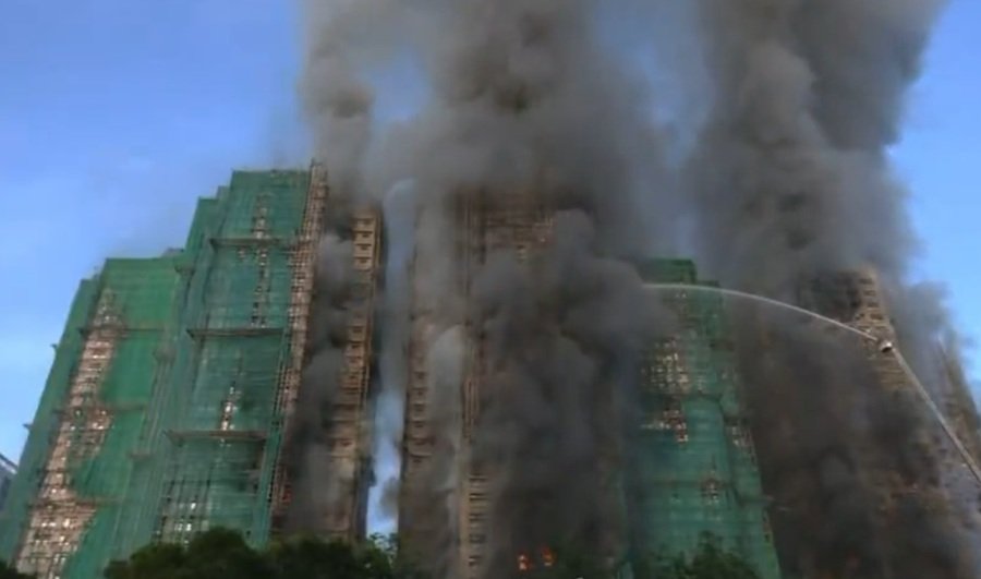 Χονγκ Κονγκ: Ουρανοξύστης τυλίχτηκε στις φλόγες – Υπάρχουν πολλοί εγκλωβισμένοι (βίντεο)