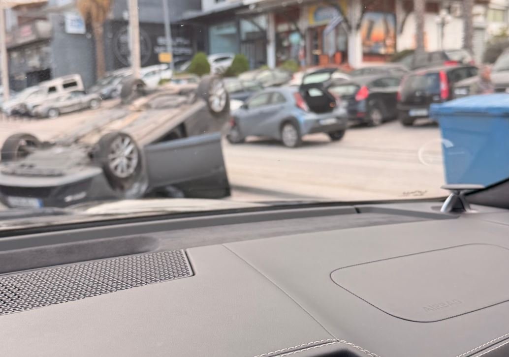 Αυτοκίνητο ανετράπη στη Βάρης – Κορωπίου – Δείτε φωτογραφία