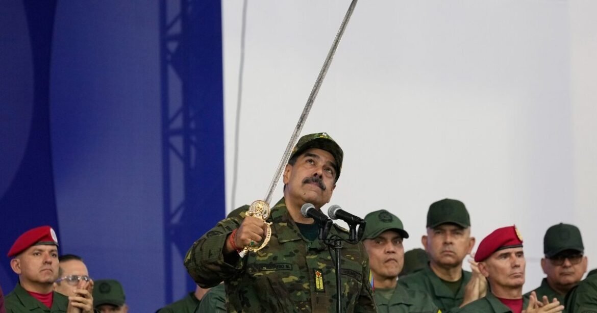 Με στολή παραλλαγής και ξίφος στο χέρι ο Μαδούρο – «Θα υπερασπιστούμε τη γη μας»