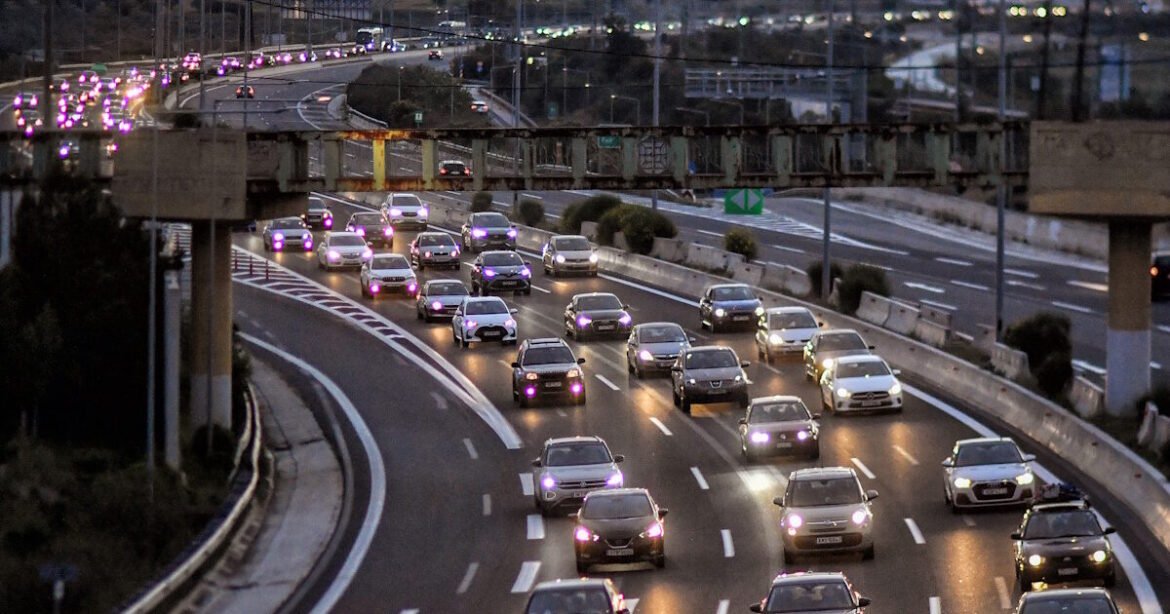 Κίνηση στους δρόμους: «Παρέλυσε» όλη η Αττική λόγω της στάσης εργασίας στα ΜΜΜ – «Στο κόκκινο» Κηφισός, κέντρο και Κηφισίας