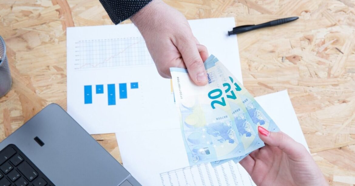 Συλλογικές συμβάσεις: Πώς θα δοθούν περισσότερες και ευκολότερες αυξήσεις στους κλαδικούς μισθούς – Πάνω από τα 850 ευρώ ο πήχης