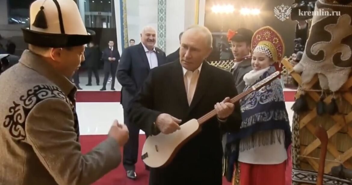 Ο Πούτιν έπαιξε παραδοσιακό μουσικό όργανο του Κιργιστάν (βίντεο)
