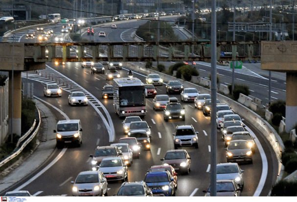 Κίνηση… για γερά νεύρα: Στο «κόκκινο» Κηφισός, Κηφισίας και Πειραιάς – Καθυστερήσεις στην Αττική Οδό