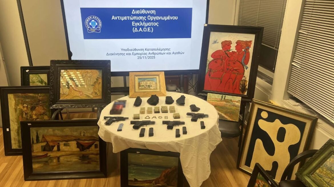 Αττική: Δύο συλλήψεις για κατοχή πλαστών έργων τέχνης – Κατασχέθηκαν πάνω από 400 πίνακες ζωγραφικής, όπλα και σφαίρες