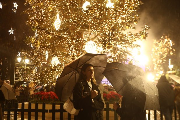 Αθήνα: Υπό βροχή και με συνοδεία μουσικής φωταγωγήθηκε το χριστουγεννιάτικο δέντρο στο Σύνταγμα – ΦΩΤΟ και ΒΙΝΤΕΟ