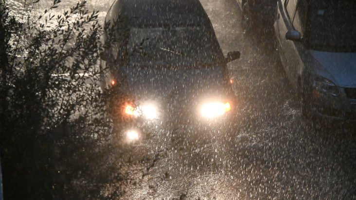 Κακοκαιρία «Adel»: Άνοιξαν οι ουρανοί στην Αττική με έντονη κεραυνική δραστηριότητα – Πού θα «χτυπήσει» τις