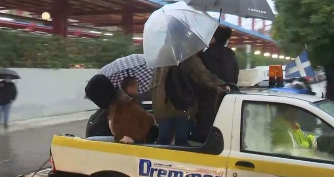 Μοσχάτο: Πλημμύρισε ο δρόμος έξω από τον σταθμό του Ηλεκτρικού – Ο δήμος μετέφερε πολίτες με… καρότσα –