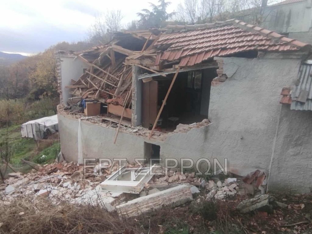 Τρόμος για οικογένεια στις Σέρρες – Κατέρρευσαν τοίχος και στέγη από το σπίτι τους