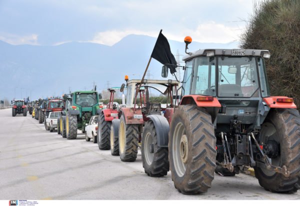 Σε θέση μάχης οι αγρότες – Στήνουν από τη Δευτέρα τα μπλόκα τους