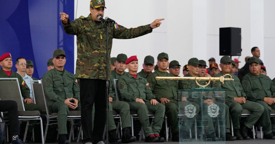 Βενεζουέλα: Στο «κόκκινο» η ένταση με τις ΗΠΑ μετά τον αεροπορικό αποκλεισμό – Φήμες για φυγή Μαδούρο