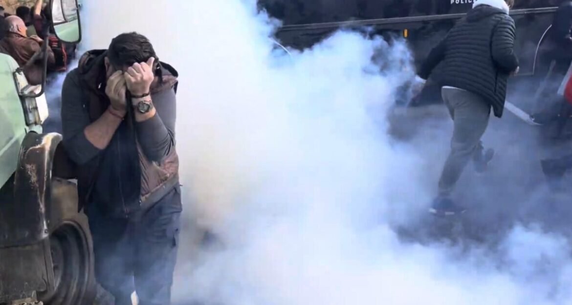 Θεσσαλία: Επεισοδιακά ξεκίνησαν τα πρώτα μπλόκα των αγροτών – Ένταση και χημικά σε Πλατύκαμπο και Νίκαια – Βίντεο