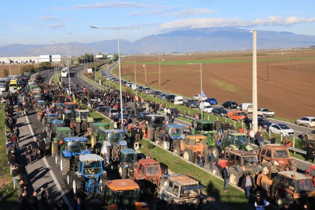 Κινητοποιήσεις αγροτών: Κλειστή η Αθηνών-Θεσσαλονίκης στη Νίκαια Λάρισας – Εντάσεις, χημικά και τραυματισμοί – ΦΩΤΟ και ΒΙΝΤΕΟ