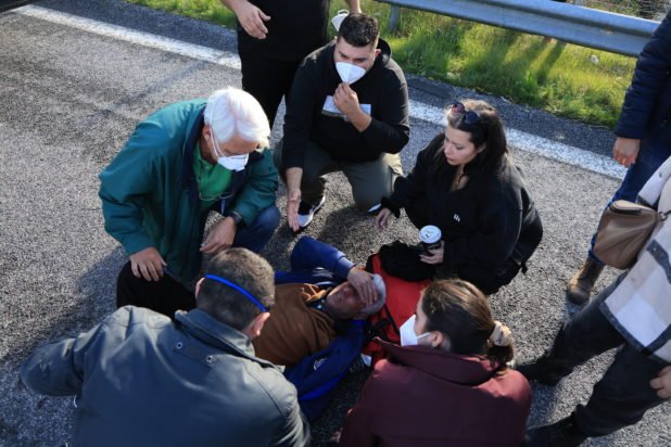 Μπλόκα αγροτών: «Υπάρχει σπάσιμο στο πλευρό του από το πόδι αστυνομικού» καταγγέλλει η κόρη του