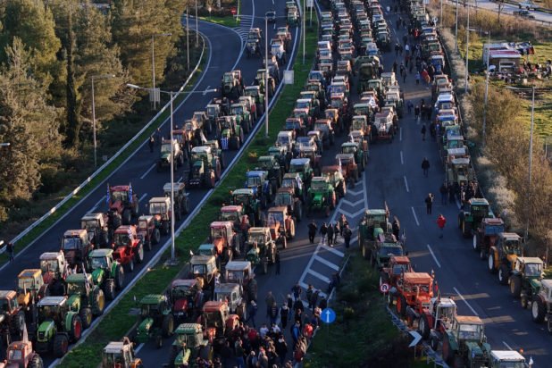 Κομμένη στα δύο η Ελλάδα από τις κινητοποιήσεις των αγροτών: Κλειστή η ΠΑΘΕ και ο Ε65 – Επεισόδια,