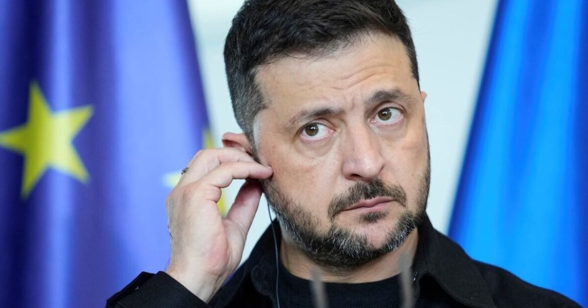 Σε ασφυκτικό κλοιό ο Ζελένσκι – Πιέσεις από Τραμπ και το σκάνδαλο διαφθοράς