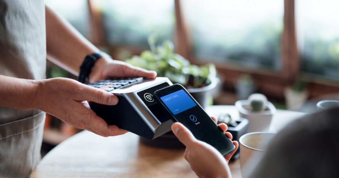 IRIS: Τι αλλάζει από την 1η Δεκεμβρίου σε καταστήματα και e‑shops – Πρόστιμα έως 20.000 ευρώ για όσους δεν συμμορφωθούν