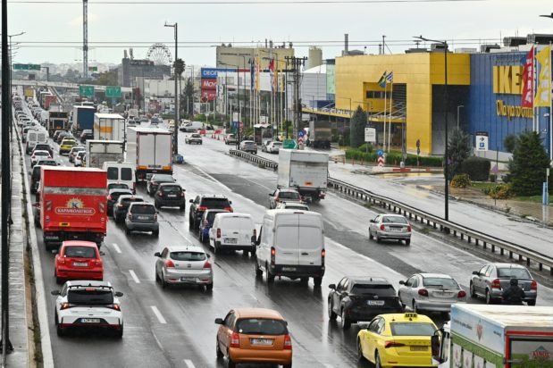 Πώς θα «ξεμπλοκάρει» ο Κηφισός: Τι λένε συγκοινωνιολόγοι για την απαγόρευση βαρέων οχημάτων – «Χρειάζεται