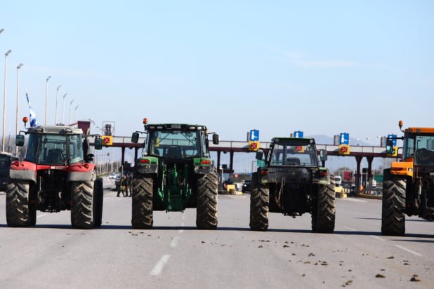 Η νέα γενιά αγροτών στην πρώτη γραμμή των μπλόκων – «Το μέλλον μας είναι αβέβαιο, αλλά δεν γίνεται να τα