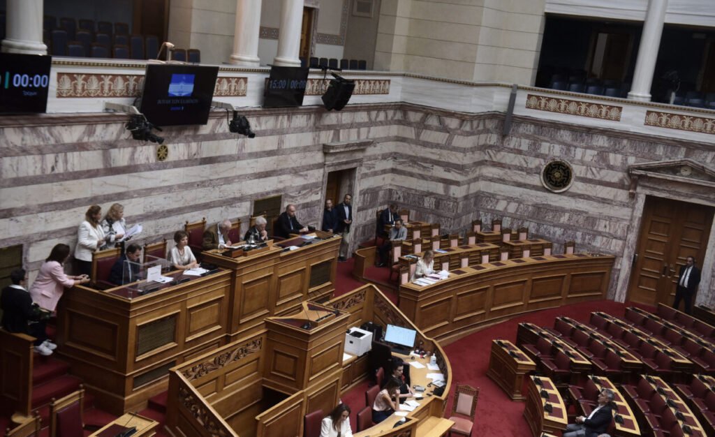 Βουλή: Με συναίνεση ΝΔ-ΠΑΣΟΚ πέρασε η τροπολογία περί όπλων – νέο αυστηρό πλαίσιο