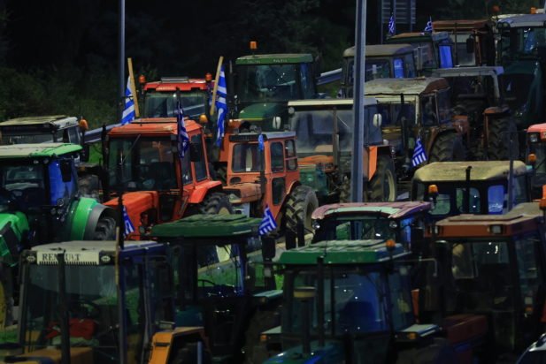 Αγρότες: Αποφασισμένοι να κάνουν Χριστούγεννα στα μπλόκα, έκλεισαν Εθνικές Οδούς και τελωνεία – Ετοιμάζουν νέες κινητοποιήσεις 