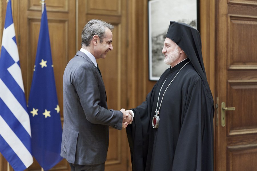 Τι σημαίνει η «εγκάρδια» συνάντηση Μητσοτάκη – Ελπιδοφόρου στο Μαξίμου ύστερα από δυόμισι χρόνια