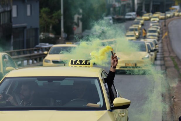 Ταξί: Παρατείνεται μέχρι την Παρασκευή η απεργία στην Αττική