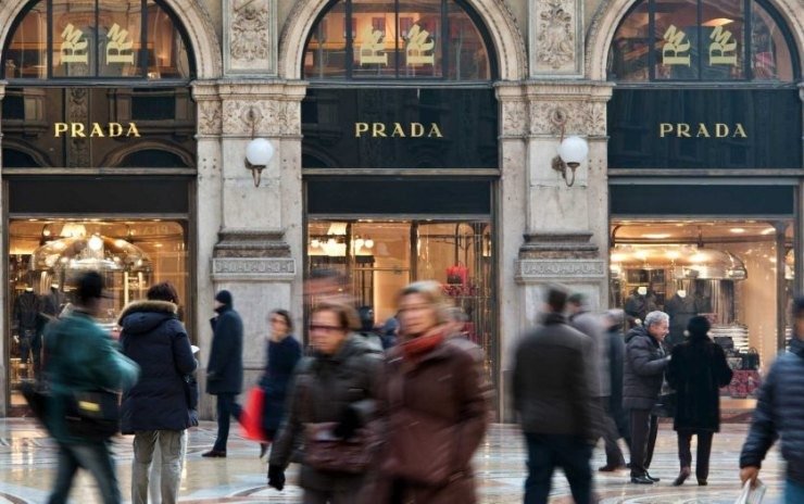Η Prada εξαγόρασε την Versace- Ολοκληρώθηκε το πιο “λαμπερό deal” στο χώρο της μόδας
