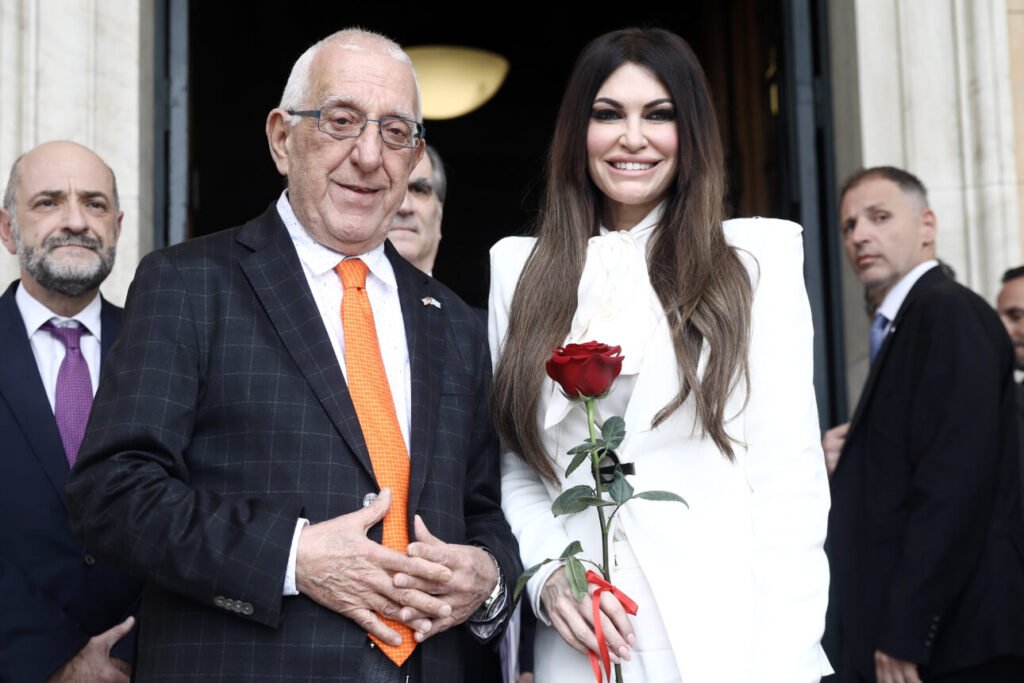 Ενα κόκκινο τριαντάφυλλο για την Κίμπερλι από τον Πρόεδρο της Βουλής