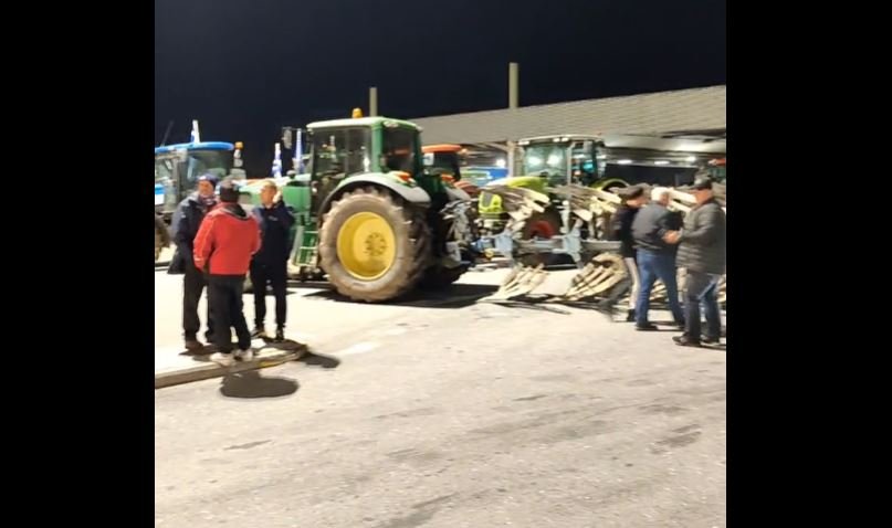 Μπλόκα αγροτών: Άνοιξε το τελωνείο των Ευζώνων