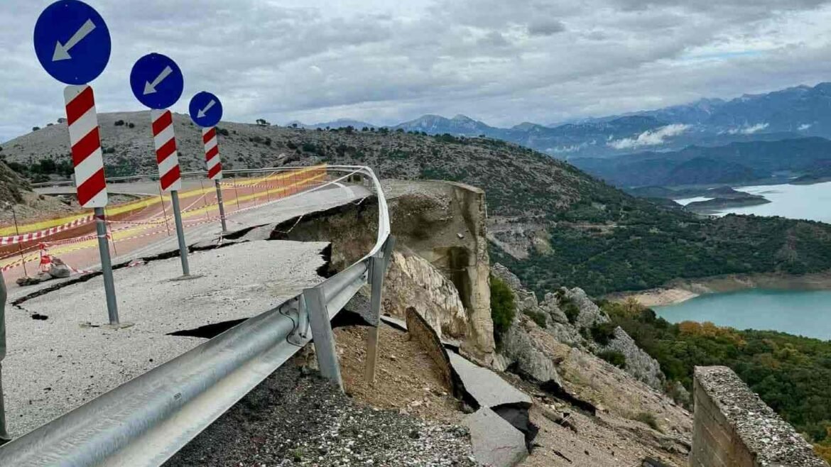 Αιτωλοακαρνανία: Διακόπηκε η κυκλοφορία στον επαρχιακό δρόμο από Αλευράδα προς Γέφυρα Τατάρνας