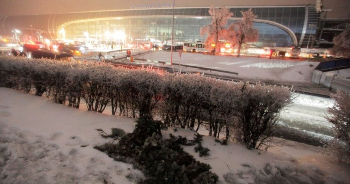 Συναγερμός πάνω από τη Μόσχα: Αναγκαστική προσγείωση επιβατικού Boeing με φωτιά στον κινητήρια