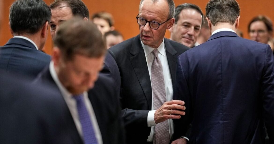 Επιστρατεύει την κομματική πειθαρχία για να περάσει το συνταξιοδοτικό ο Μερτς