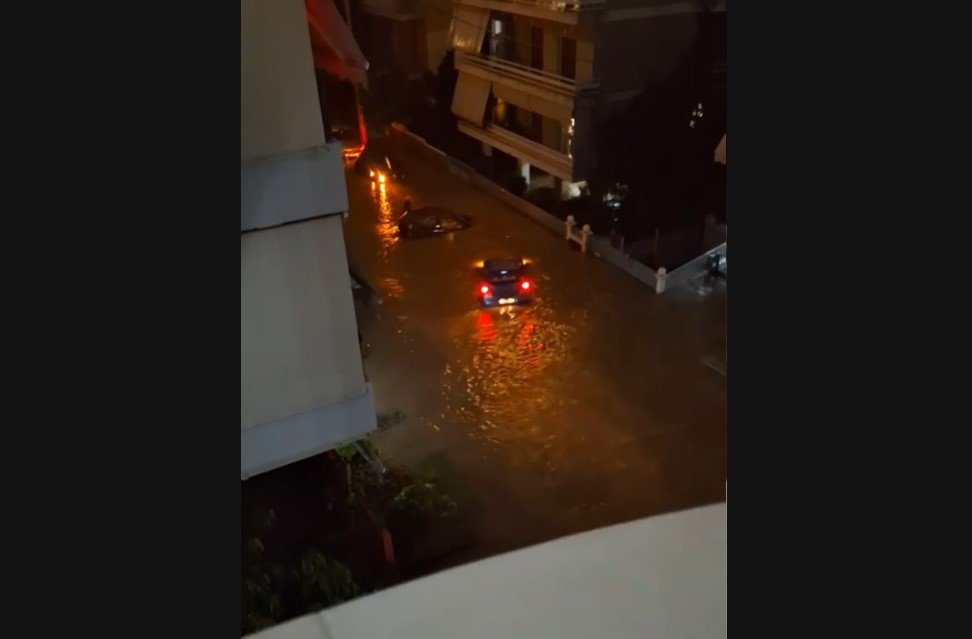 «Σφυροκοπάει» η κακοκαιρία την Αττική: Αμάξια επιπλέουν στον Άλιμο – ΒΙΝΤΕΟ