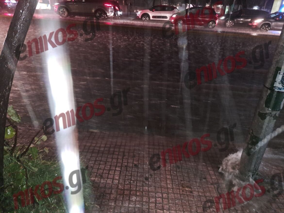 Κακοκαιρία «Byron»: Μετ’ εμποδίων η διέλευση των οχημάτων στην Λεωφόρο Συγγρού – Πλημμύρισε υπόγεια