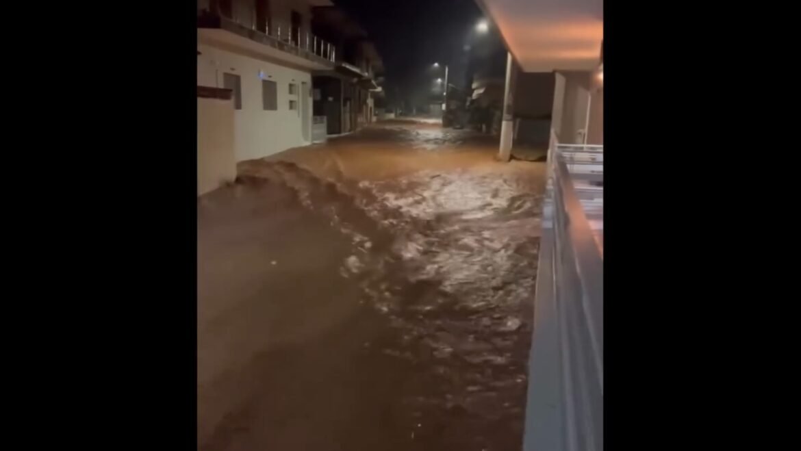 Η κακοκαιρία Byron σαρώνει την Μάνδρα: Πλημύρισε ο κεντρικός δρόμος – Δείτε βίντεο