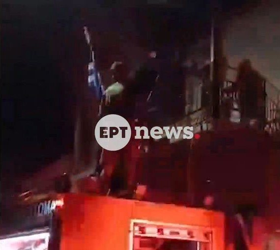 Χίος: Δραματική διάσωση μητέρας και γιου από φλεγόμενο σπίτι – ΒΙΝΤΕΟ