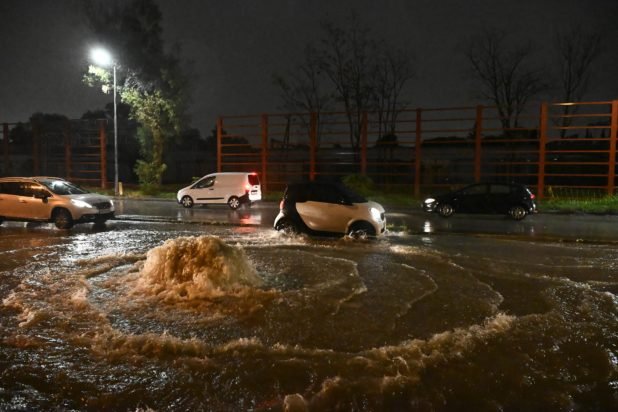 Κακοκαιρία Byron: Απεγκλωβισμοί πολιτών από την ΕΛ.ΑΣ. από σπίτια και αυτοκίνητα στο κέντρο της Αθήνας
