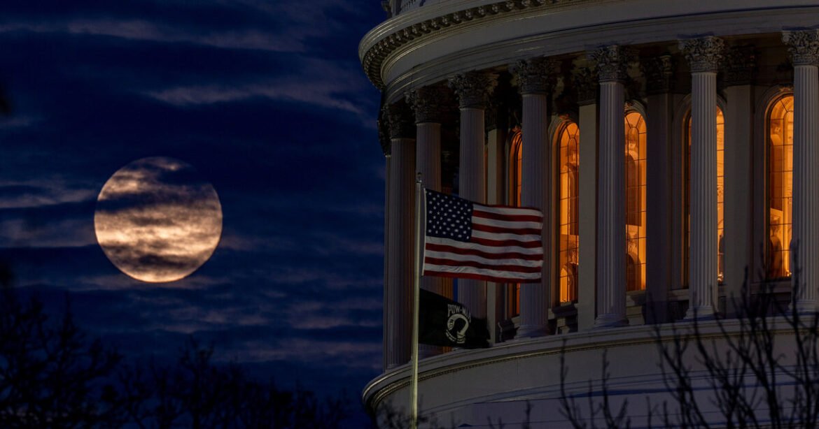 Το «Ψυχρό Φεγγάρι» σε στιγμιότυπα που θα σας «ζεστάνουν» – Εικόνες από την τελευταία υπερπανσέληνο της χρονιάς