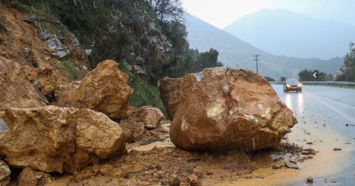 Λεωφόρος Αθηνών: Κατολισθήσεις στο ρεύμα προς Αθήνα – Κλειστές 2 λωρίδες στο ύψος του Χαϊδαρίου