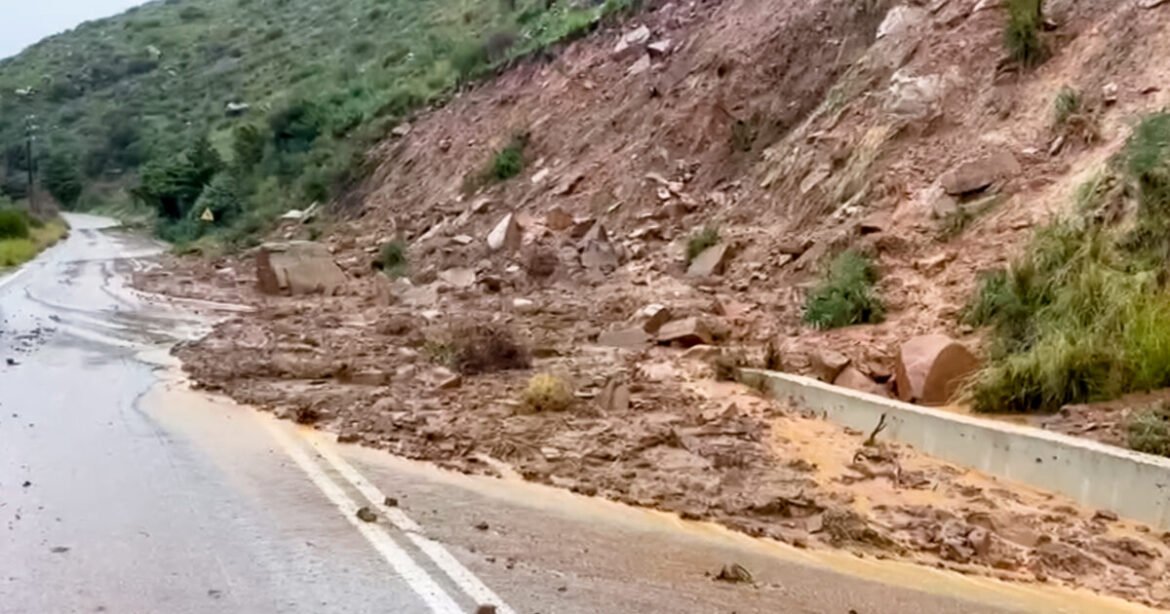 Αθηνών – Σουνίου: Πτώση βράχων – Έκλεισε η δεξιά λωρίδα κυκλοφορίας