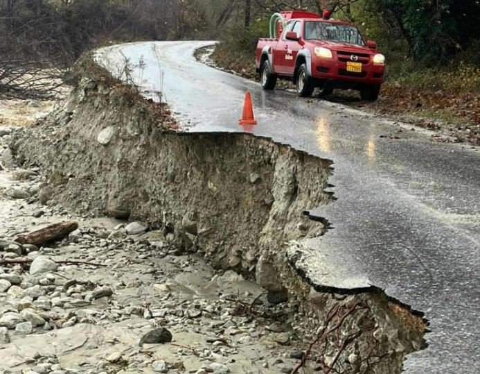 Κοζάνη: Υπερχείλισε το ρέμα της Λάφιστας στο Βελβεντό – Αποκλεισμένες κοινότητες και κτηνοτροφικές μονάδες