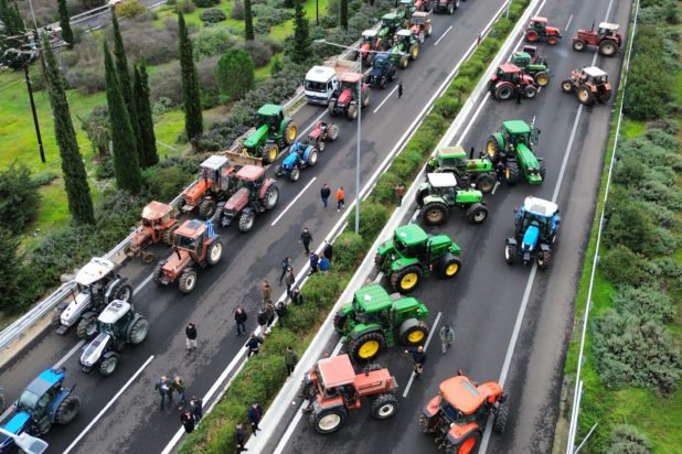 Αμετακίνητοι οι αγρότες: Σχεδιάζουν μπλόκα μέχρι τις γιορτές – Έκλεισαν και τα δύο ρεύματα της Εθνικής στα