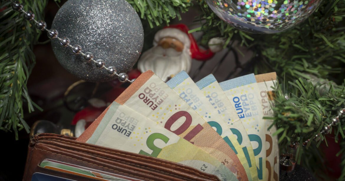 Δώρο Χριστουγέννων 2025: Νωρίτερα φέτος η καταβολή του – Πώς να το υπολογίσετε