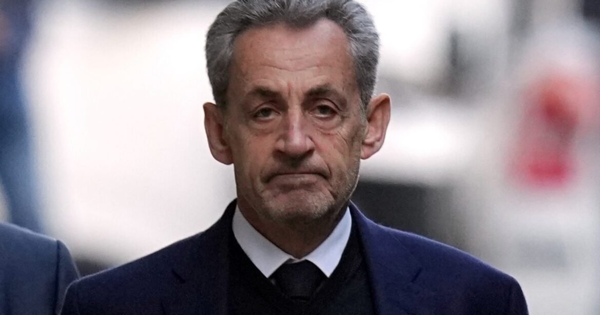 «Προσευχήθηκα για να σηκώσω τον σταυρό» – Τι γράφει στο βιβλίο του ο Σαρκοζί για τη φυλακή