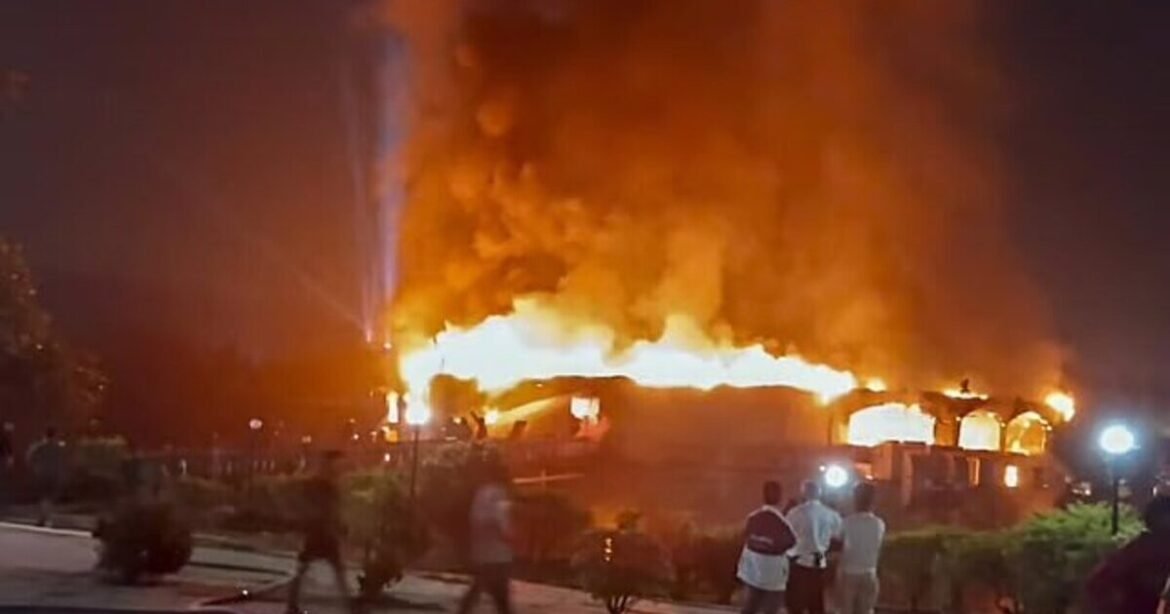 Μεγάλη φωτιά σε κλαμπ στην Ινδία με δεκάδες νεκρούς – Τα δύο σενάρια για την τραγωδία (Βίντεο)