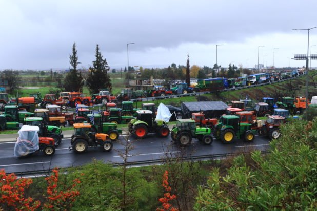 Αγρότες: Έκλεισαν και τα δύο ρεύματα για τα φορτηγά στον Προμαχώνα – Συνεχίζονται με νέα μπλόκα και αποκλεισμούς οι κινητοποιήσεις 