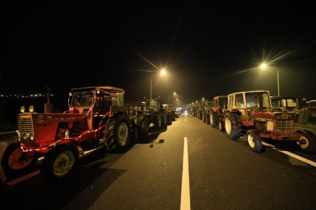 «Αγριεύουν» οι αγρότες: Κλείνουν παράδρομους στη Φθιώτιδα και Λάρισα – Μπαίνουν στον χορό και οι Κρητικοί με