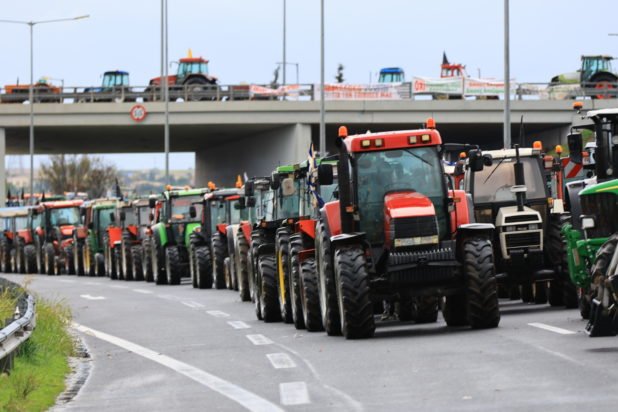 Λάρισα: Αποχώρησαν από το μπλόκο της Νίκαιας οι αγρότες – Πορεία με τα τρακτέρ – Βίντεο
